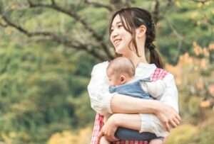赤ちゃんを抱っこする女性